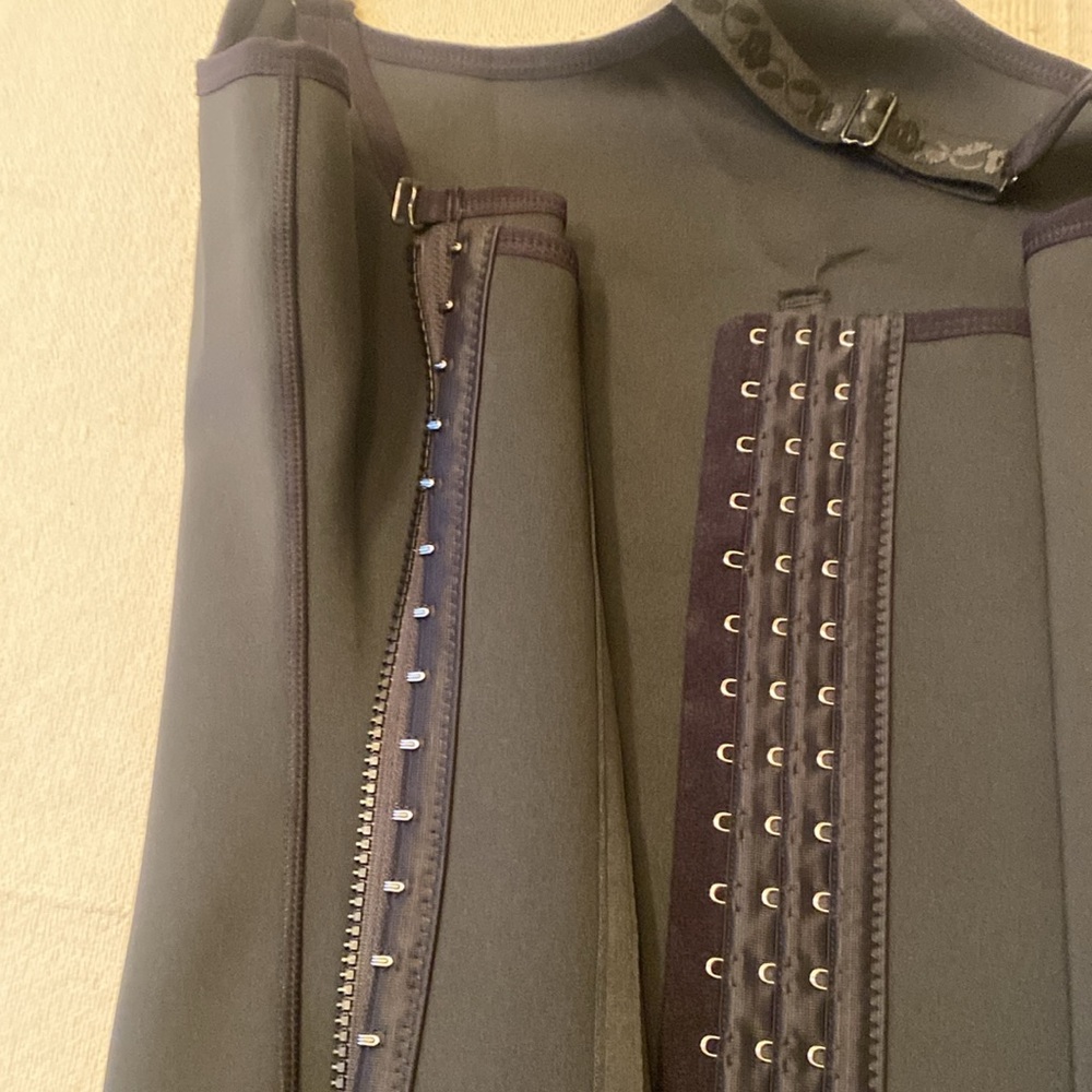 Black Shapewear adjustable straps and zipper back with 3 rows of eyelet hooks. - Picture 7 of 11